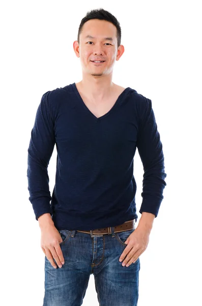 Szép ázsiai férfi alkalmi állandó felett fehér háttér — Stock Fotó