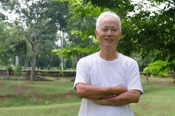 Hombre chino senior retrato al aire libre — Foto de Stock