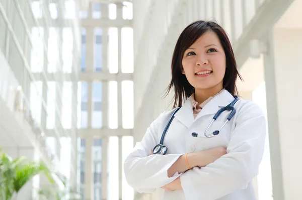 Estudante de Medicina do Sudeste Asiático. Jovem médico mulher stan — Fotografia de Stock