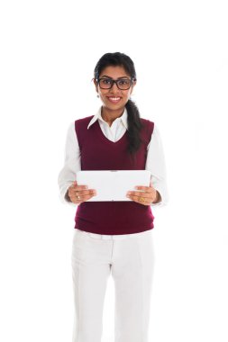 tablet bilgisayar üzerinde beyaz bac kullanarak modern Hint iş kadını