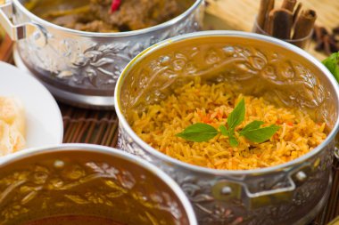 Biryani ve körili Hint yemeği.