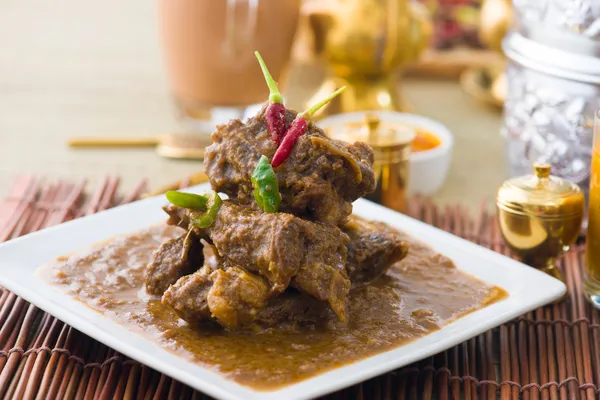 Mutton korma nourriture célèbre avec fond indien traditionnel — Photo