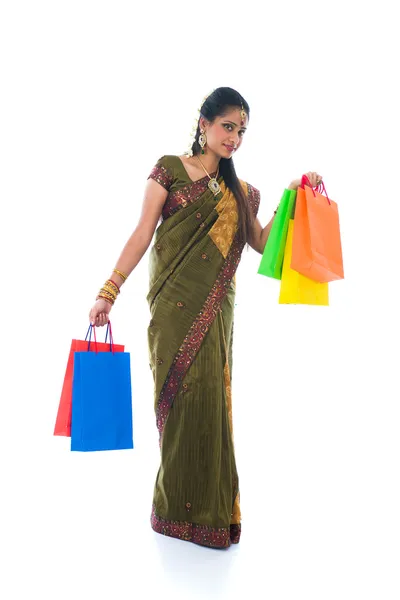 Traditional South Indian woman holding Deepavali shopping bags a — Stock Photo, Image