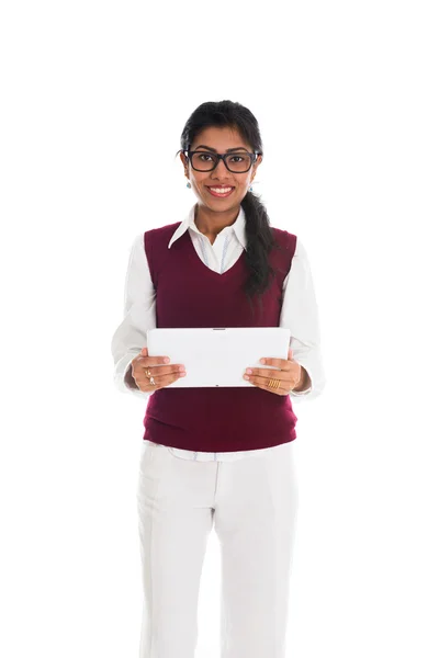 Femme d'affaires indienne moderne utilisant un ordinateur tablette sur bac blanc — Photo