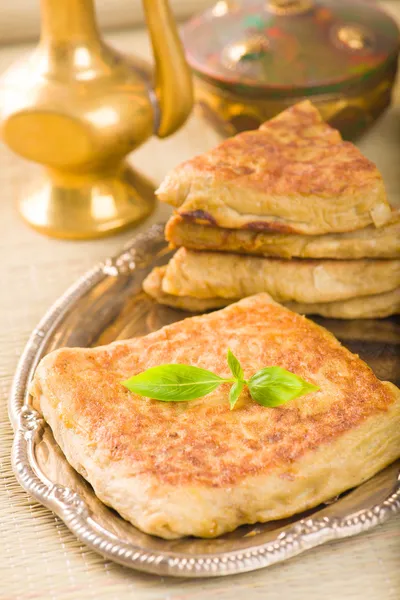 Mutabbaq a popular arab food where bread if stuffed with meat — Stock Photo, Image