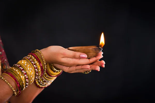 Mão segurando lanterna durante o festival diwali de luzes — Fotografia de Stock