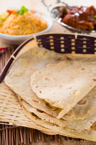 Indiska platt-bröd kallas chapati i korg — Stockfoto