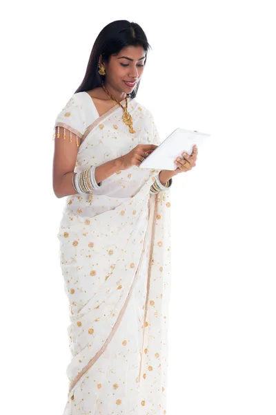 Traditionele Indiase vrouw in sari met behulp van tablet pc — Stockfoto