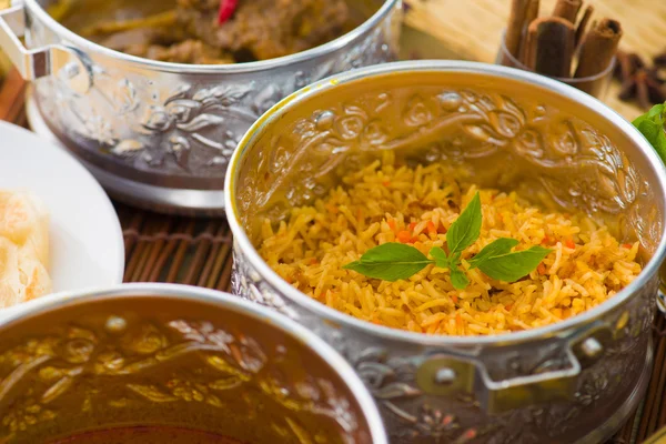 Mâncare indiană cu biryani și curry — Fotografie, imagine de stoc