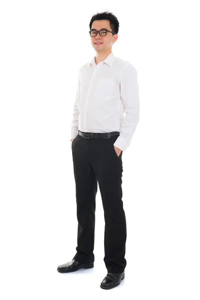 Corpo inteiro Asiático homem de negócios de pé sobre fundo branco — Fotografia de Stock