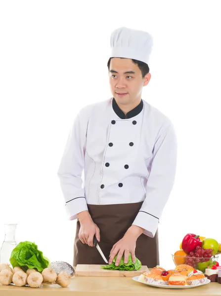Пекарь, держащий тарелку на коммерческой кухне — стоковое фото