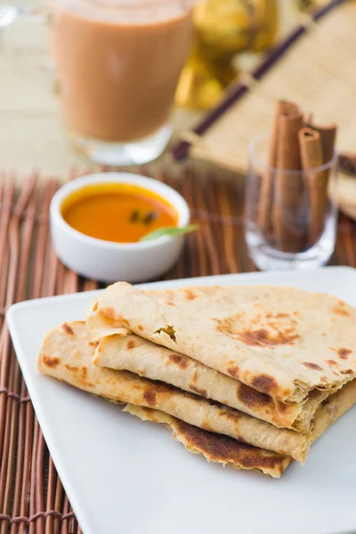 Pão chato indiano chamado chapati no prato — Fotografia de Stock