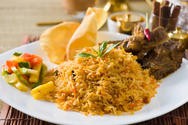 Papadam ryż mutton Biryani z tradycyjnych tło — Zdjęcie stockowe