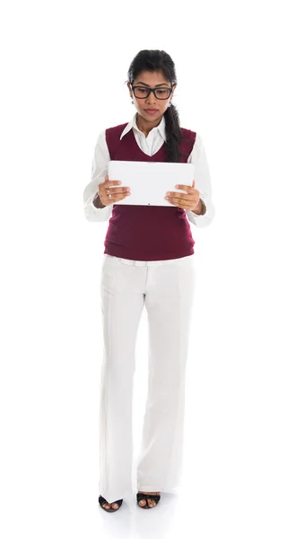 Femme d'affaires indienne moderne utilisant un ordinateur tablette sur bac blanc — Photo
