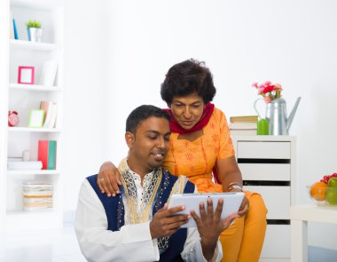 Hint anne ve oğlu yaşam tablet ile sörf keyfini