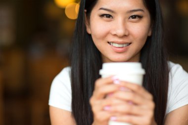 Asyalı kız kahve sabah lifestyle fotoğraf keyfi