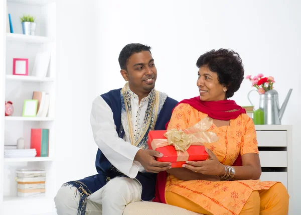 Filho indiano dando presente para sua mãe — Fotografia de Stock
