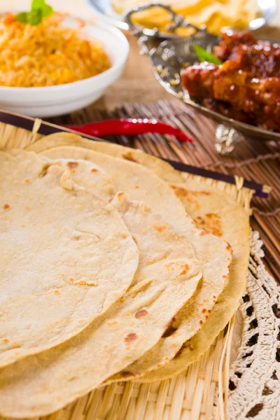 Chapatti roti e comida indiana na mesa de jantar . — Fotografia de Stock