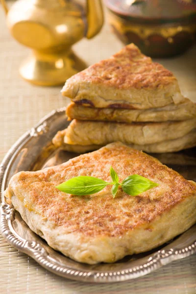 Arabski chleb z nadziewane mięsem — Zdjęcie stockowe