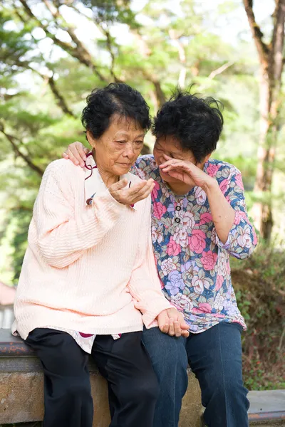 Asiático hembra senior llorando y teniendo depresión — Foto de Stock