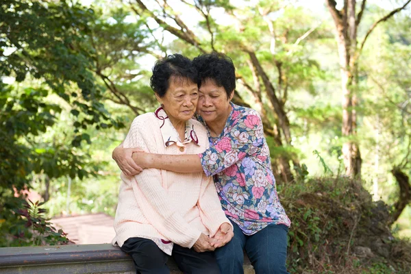 Asiatische Seniorin weint und hat Depressionen — Stockfoto