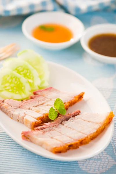 Chino asado cerdo servido con salsa de soja y hoisin —  Fotos de Stock