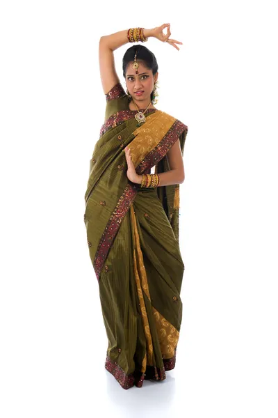 Beyaz arka plan içinde Hintli kadın dans — Stok fotoğraf