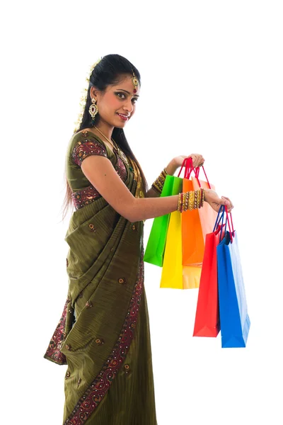 Retrato de uma mulher em saree tradicional segurando presentes e sorrisos — Fotografia de Stock