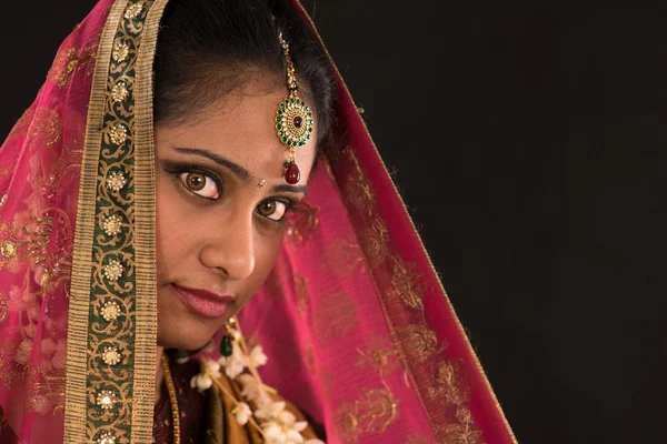 Jovem sul da Índia mulher em vestido sari tradicional — Fotografia de Stock