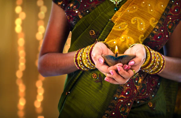Diwali ή deepavali φωτογραφία με θηλυκό κρατώντας λάμπα πετρελαίου κατά τη διάρκεια του fe — Φωτογραφία Αρχείου