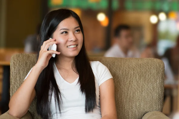 Aziatisch meisje levensstijl op telefoon terwijl u geniet van koffie in café — Stockfoto