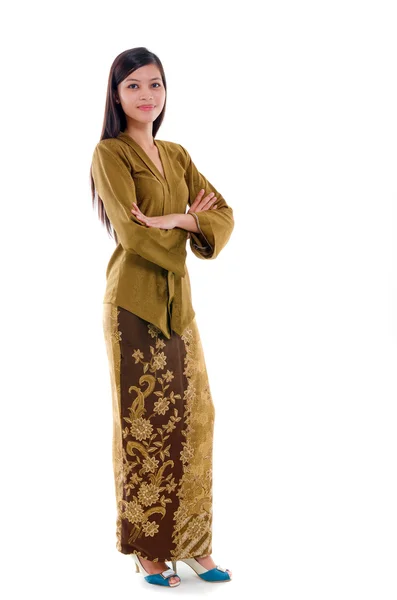 Jeune femme musulmane kebaya traditionnelle sur fond blanc, pleine — Photo