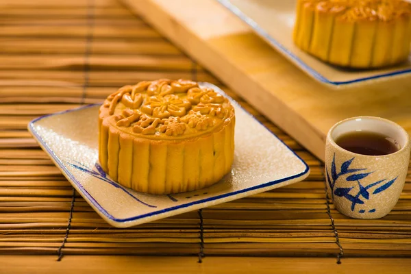 Mooncake pour les mets chinois du festival de la mi-automne. Le mot chinois — Photo