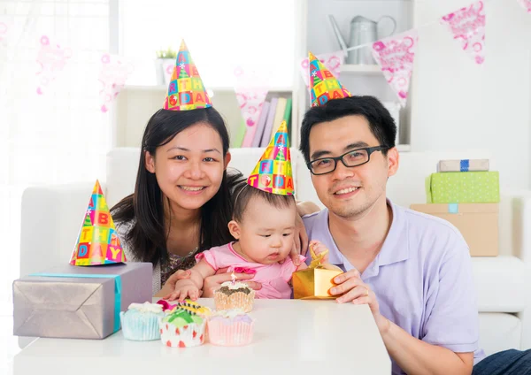 Familia china celebrando fiesta de cumpleaños del bebé, luna llena — Foto de Stock