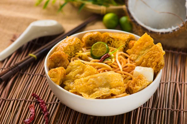 Chopstick i laksa makaron z dużą ilością surowych składników curry — Zdjęcie stockowe