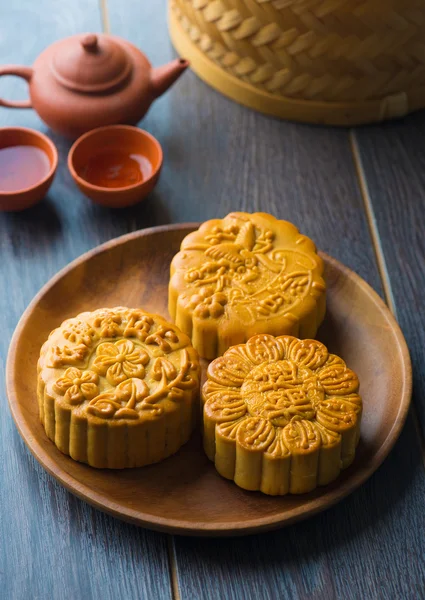 Mooncake pour les mets chinois du festival de la mi-automne. Le mot chinois — Photo