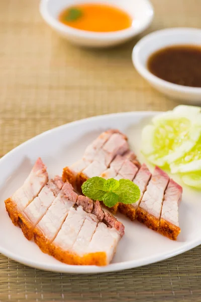 Cerdo asado chino de cerca servido con salsa de chile —  Fotos de Stock