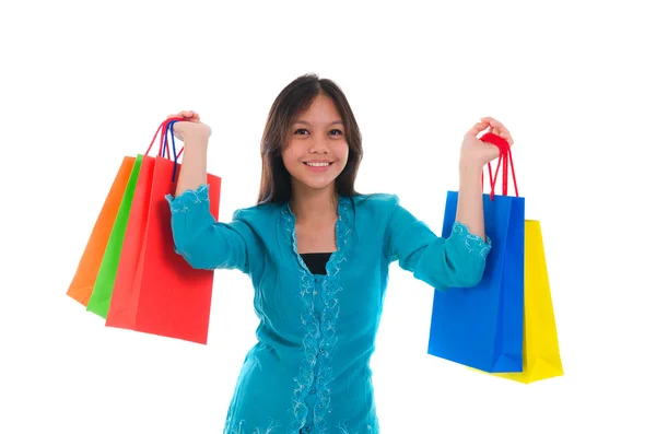 Feliz joven malayo chica durante el festival de compras con respaldo blanco —  Fotos de Stock