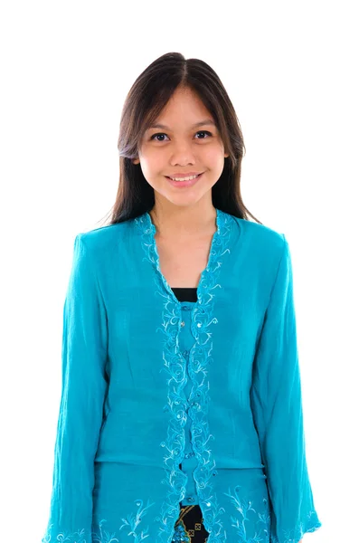 与传统的衣服的年轻穆斯林马来姑娘 — 图库照片