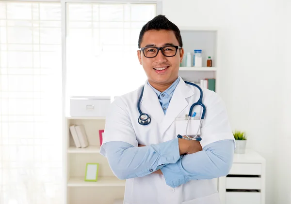 Klinikte Malay erkek doktor — Stok fotoğraf