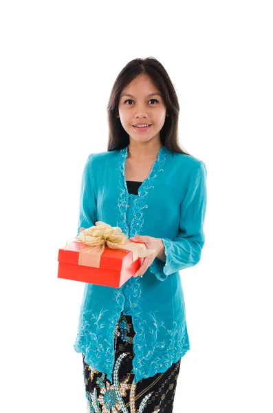 Gadis malay muda tradisional memegang hadiah — Stok Foto