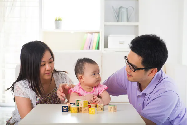 Asiatiska förälder spelar med baby utbildning koncept — Stockfoto