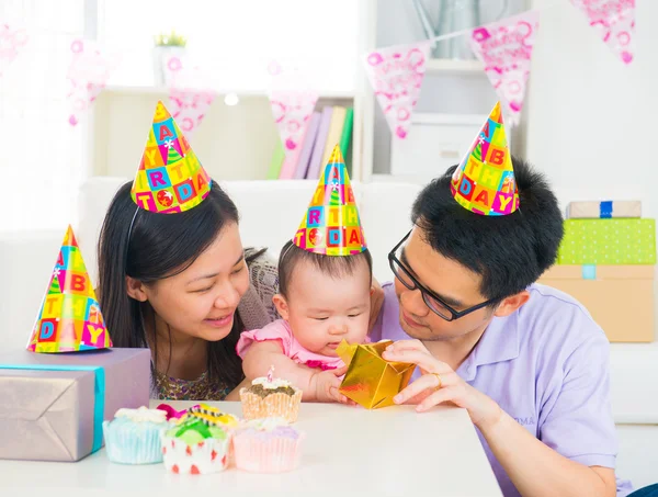 Familia asiática celebrando la fiesta de la luna llena del bebé — Stockfoto