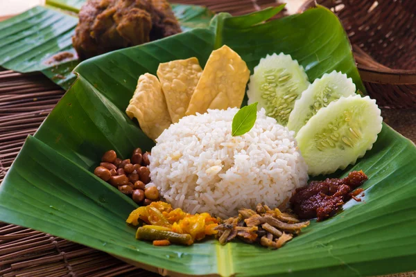 Curry malais traditionnel pâte de riz — Photo