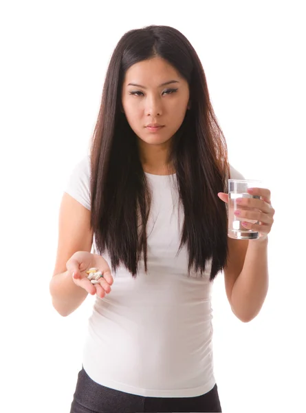 Doente asiático menina tomando pílulas, isolado no branco — Fotografia de Stock