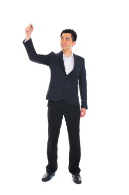 Erkek keçeli kalemle cam tahtaya bir şey yazıyor.