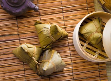 Çin köfte, genellikle festival vesilesiyle sırasında alınan zongzi