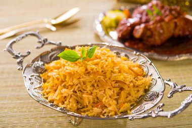 biryani pirinç veya pirinç briyani, Körili tavuk ve salata, gelenek