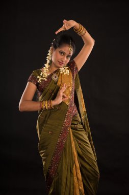 diwali Festivali ışık sırasında Hintli kadın dansçı