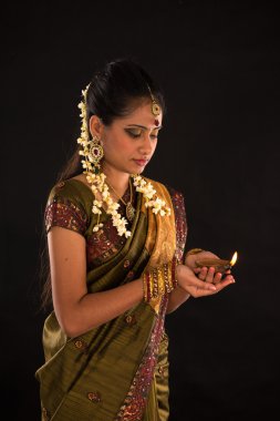 Diwali veya deepavali fotoğraf kandil sırasında fe tutan kadın